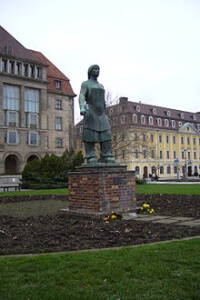 220px-Trümmerfrau_Dresden_1